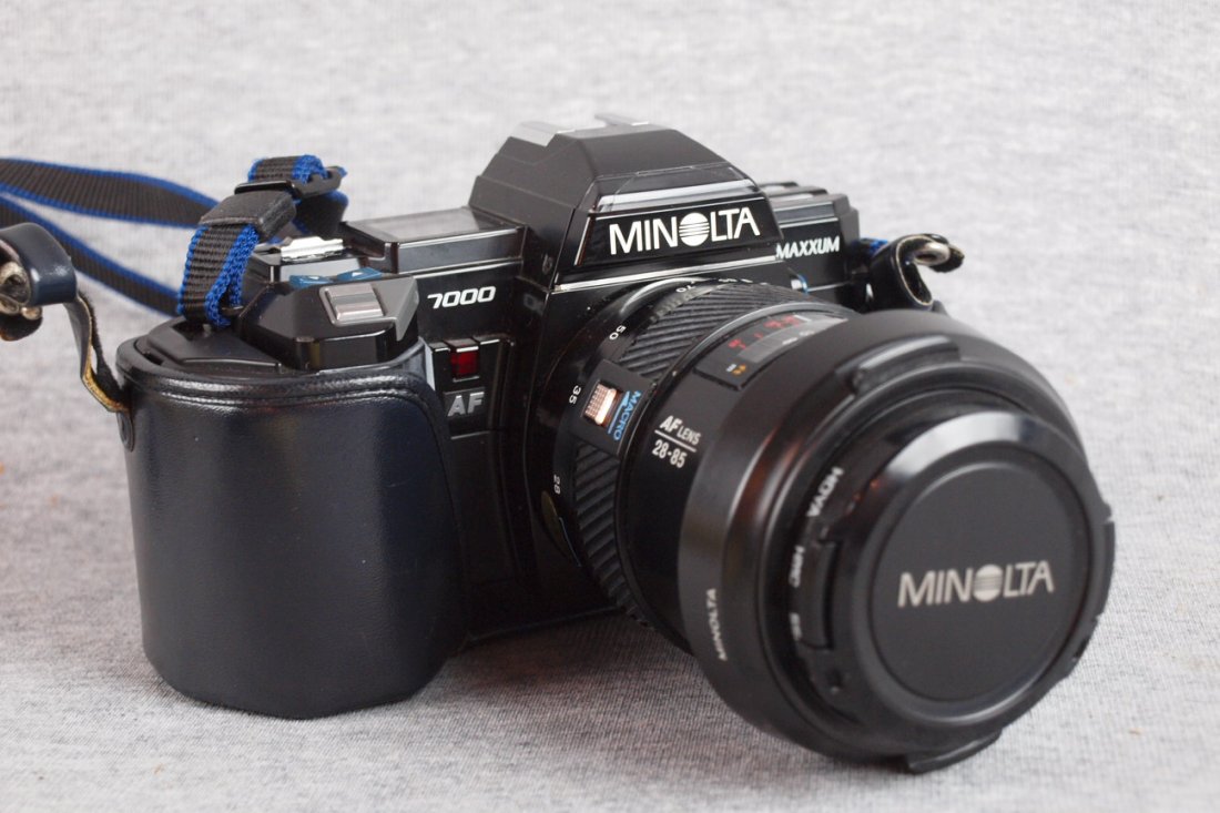 Minolta 7000 Maxxum 35mm camera with 3 Minolta l: Minolta 7000 Maxxum 35mm camera with 3 Minolta lenses - 28-85mm zoom, 100-200mm zoom and 50mm, flash, leather camera body case, camera bag and accessories
