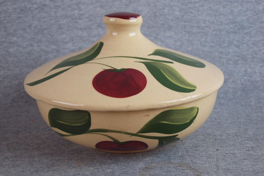 Watt Pottery Apple casserole with lid, #96: Watt Pottery Apple casserole with lid, #96