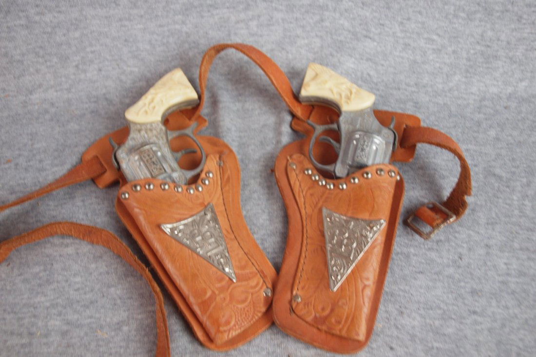 Roy Rogers pair of cap guns with holsters: Roy Rogers pair of cap guns with holsters