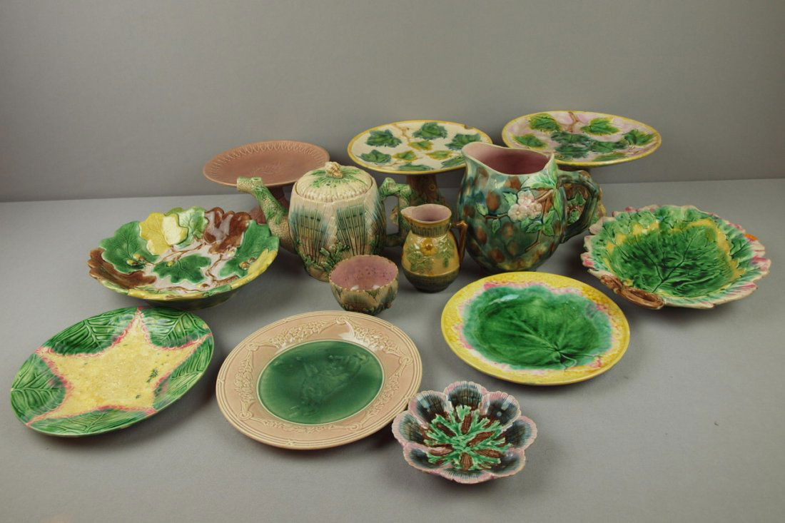 ETRUSCAN lot of 13 majolica pieces, various conditi: ETRUSCAN lot of 13 majolica pieces, various condition