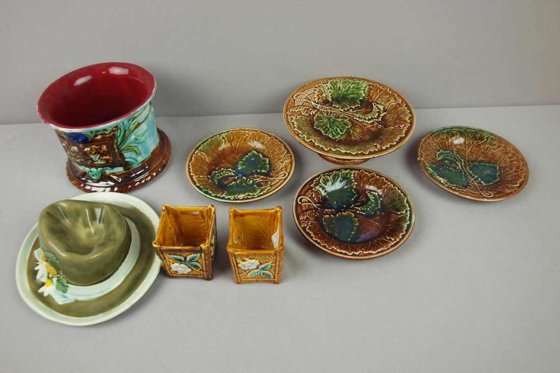 Majolica lot of 8 pieces - hat, compote with 3 pla: Majolica lot of 8 pieces - hat, compote with 3 plates, 2 toothpick holders and planter, various condition
