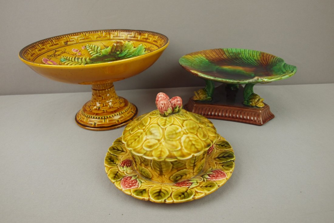 Majolica lot of 2 compotes and Sarreguemines stra: Majolica lot of 2 compotes and Sarreguemines strawberry butter dish, various condition