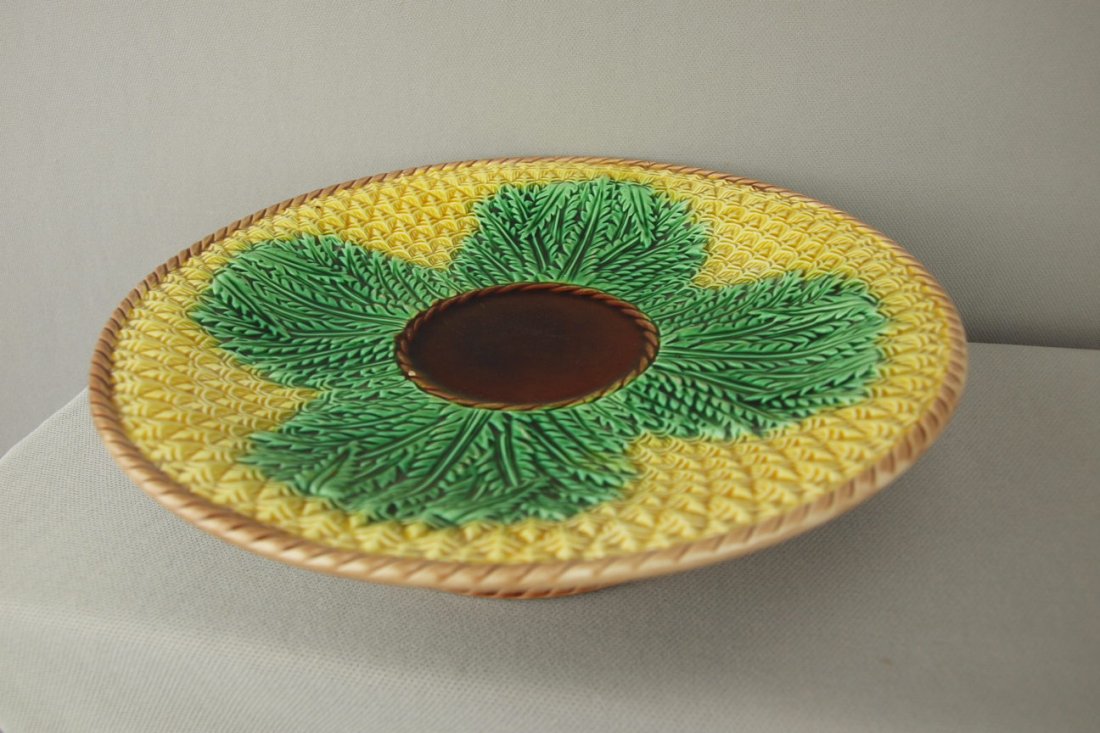 Majolica pineapple low cake stand, 9"d : Majolica pineapple low cake stand, 9"d