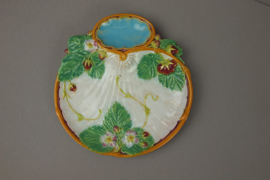 MINTON majolica individual strawberry plate, 8", : MINTON majolica individual strawberry plate, 8", hairline and rim nick