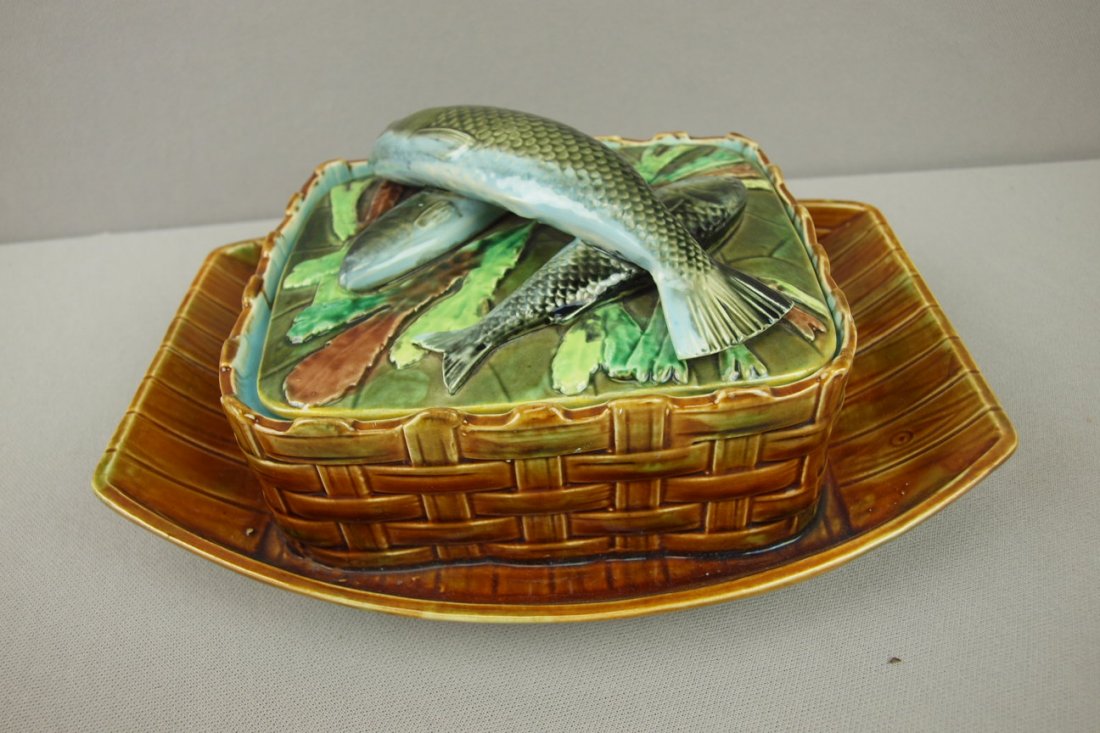 GEORGE JONES majolica boat form sardine box with : GEORGE JONES majolica boat form sardine box with overlapping fish on cover, great detail, 9 1/2"l