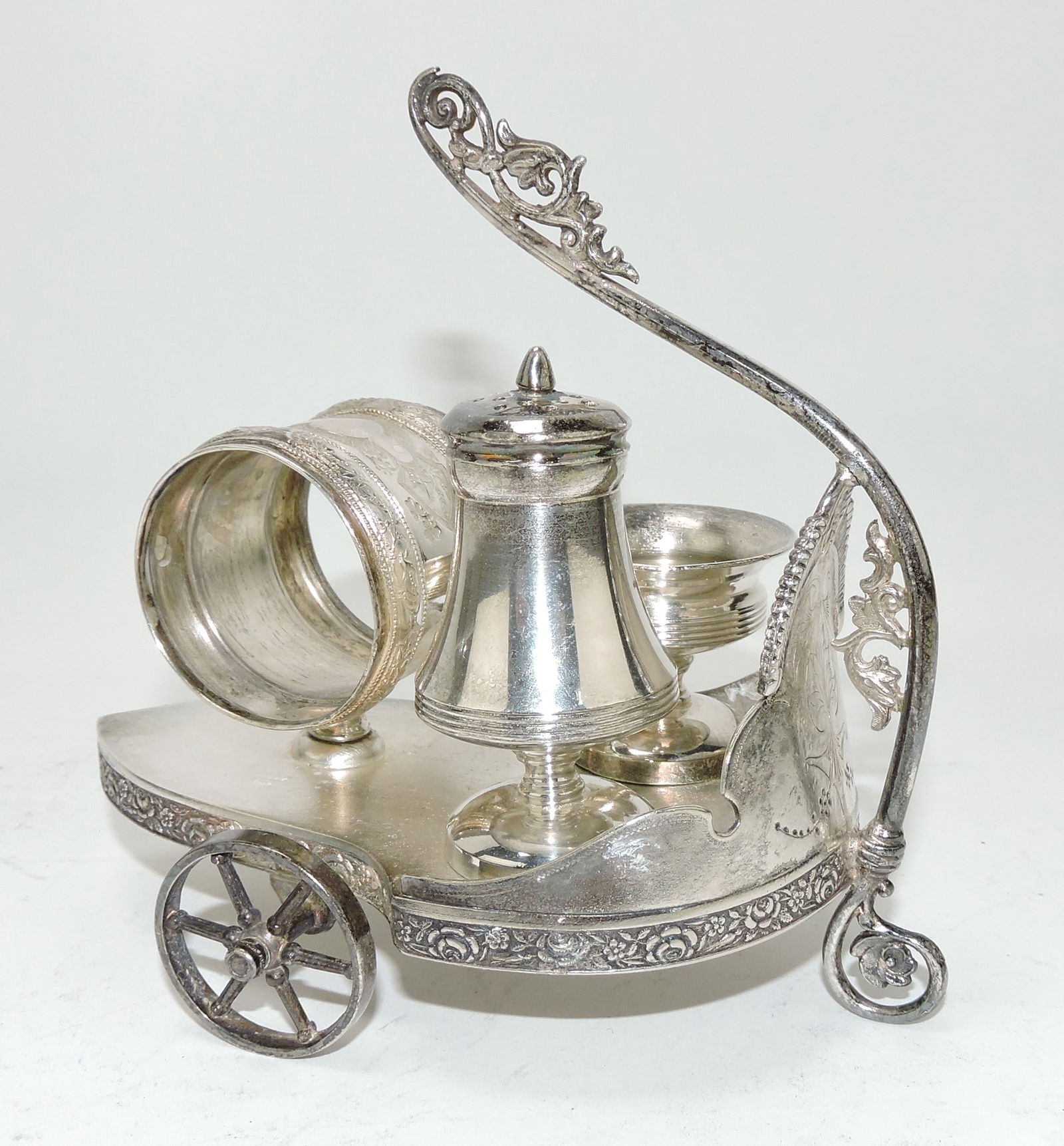 Derby Silver Co silver plate condiment/: napkin ring in the form of a cart with moving wheels, 5 1/2"h