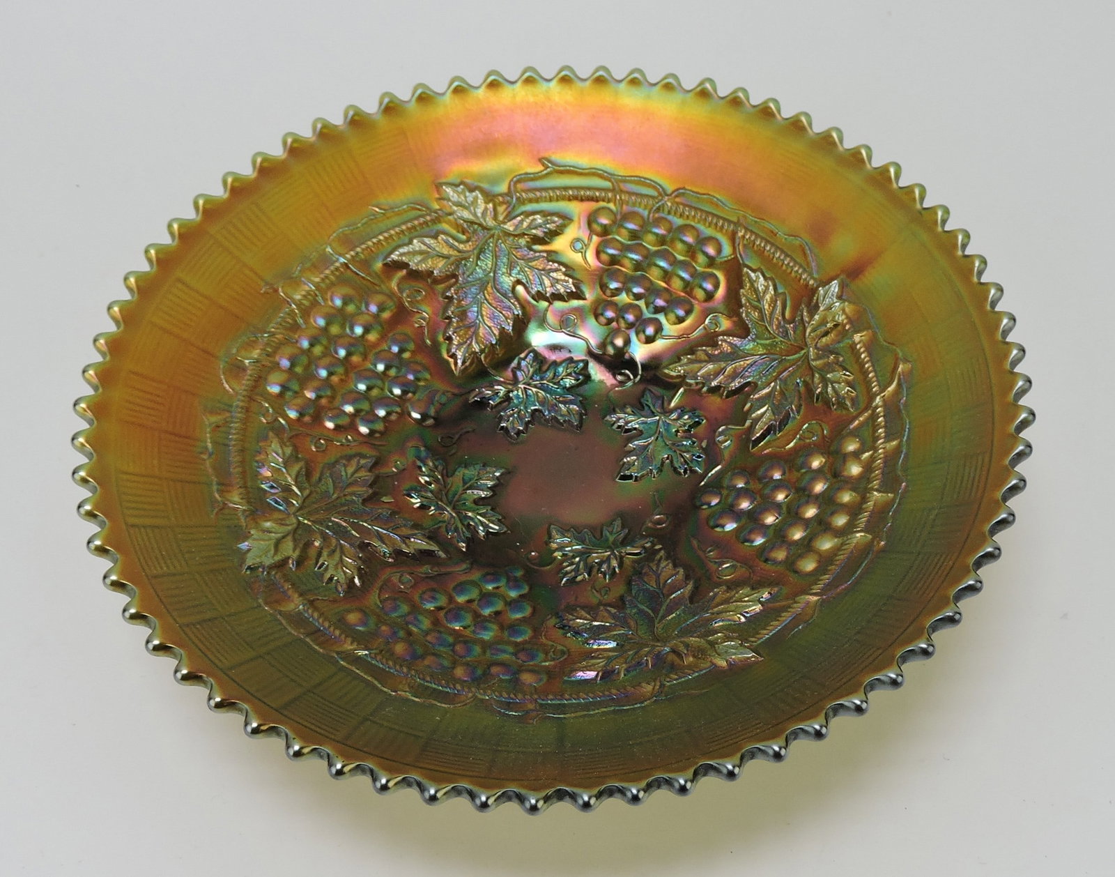 Northwood green carnival glass Grape: & Cable 8 1/2" plate