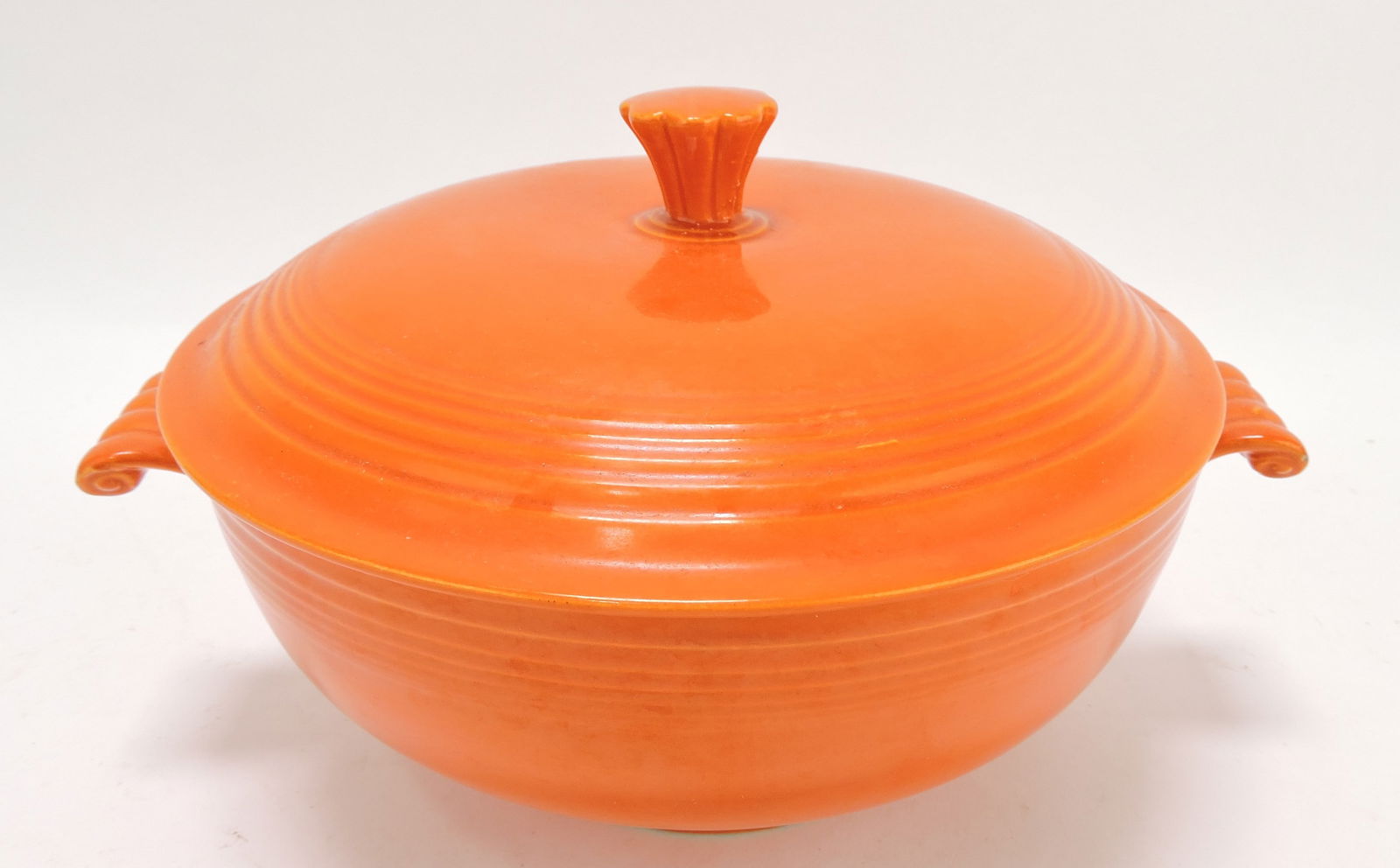 Fiesta casserole, red, nick to base handle (1 of 1)