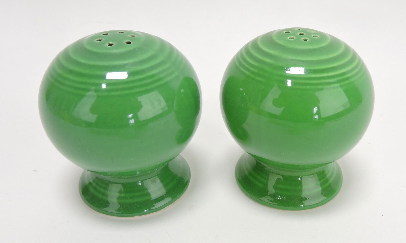 Fiesta pair of shakers, medium green: .