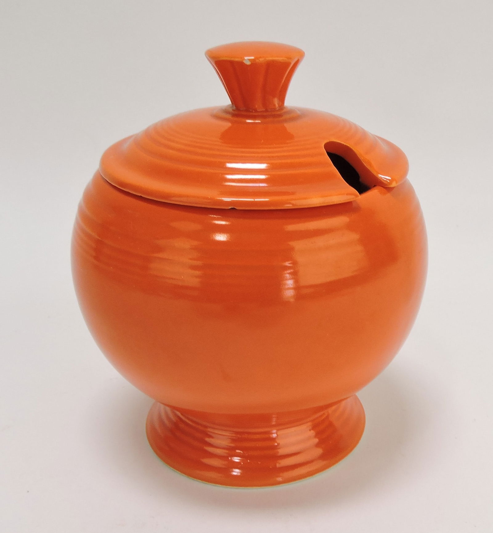 Fiesta marmalade, red, rim nick to lid (1 of 1)