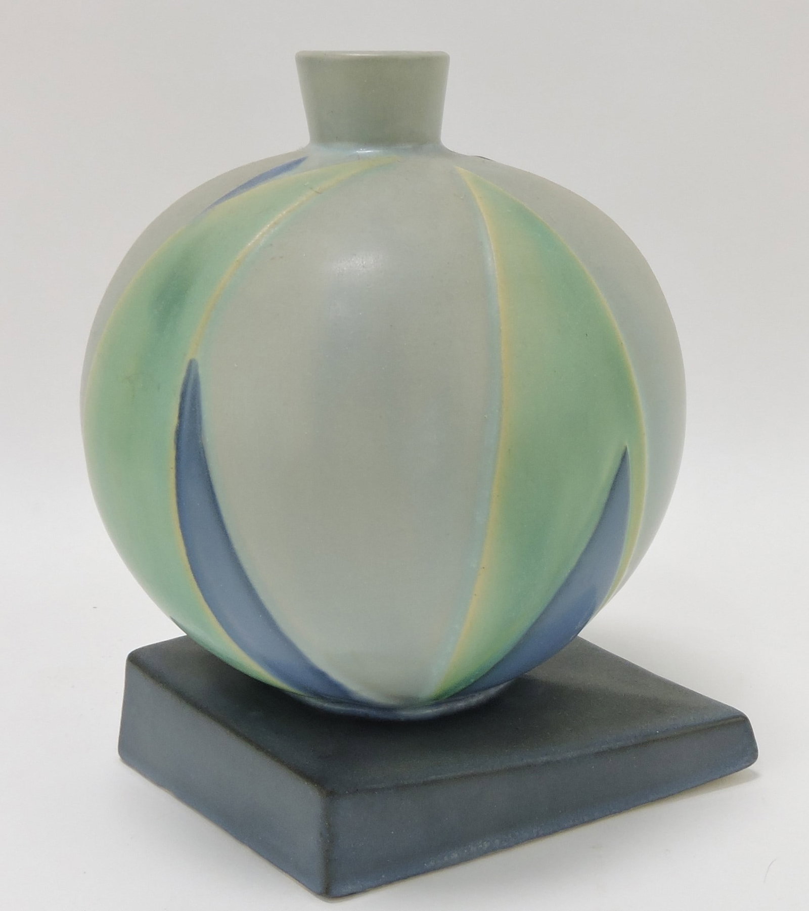 Roseville Futura 'Lotus Leaf' ball vase,: 387-7