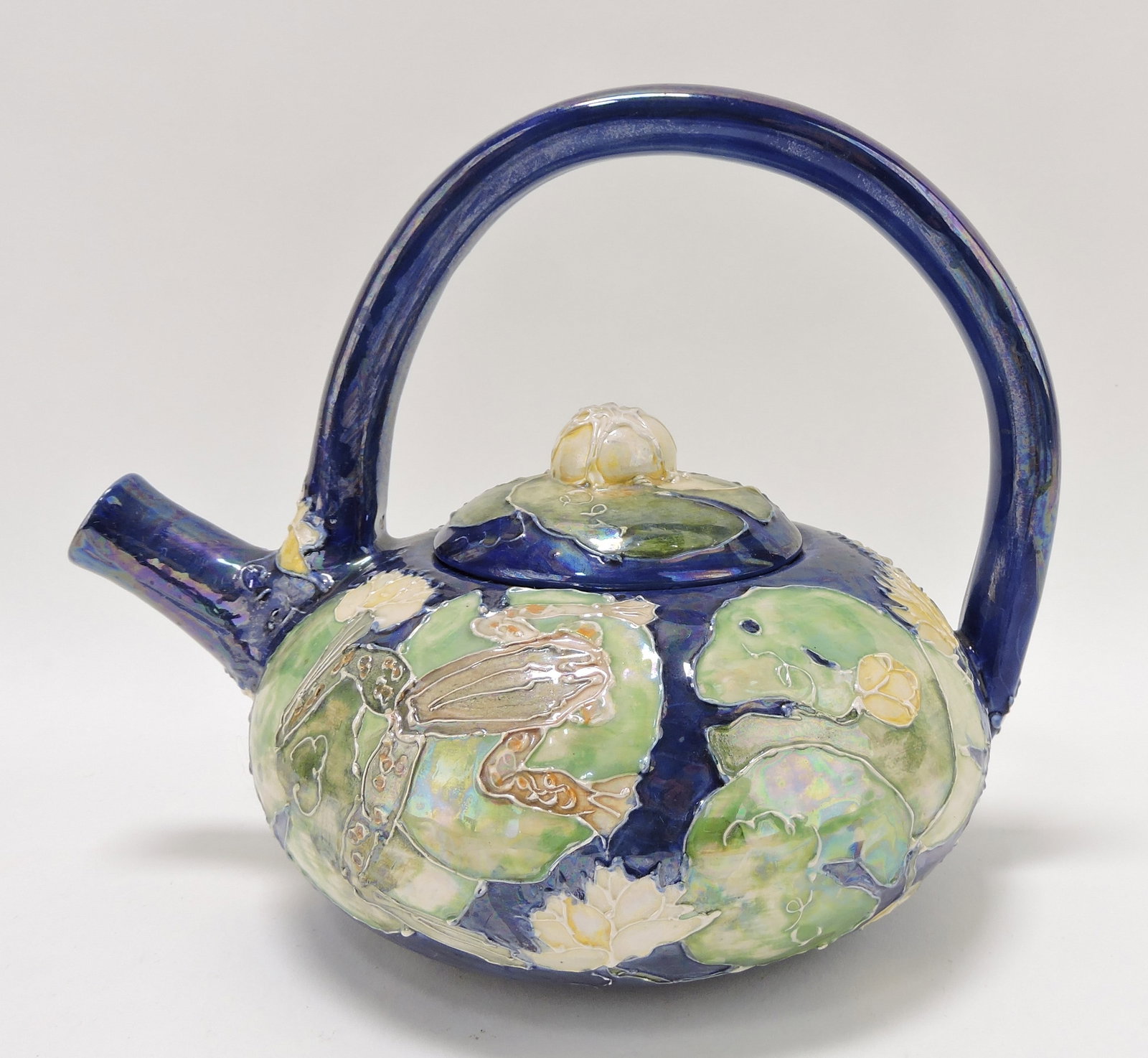 Lise Moorcroft frog and water lily teapot: .