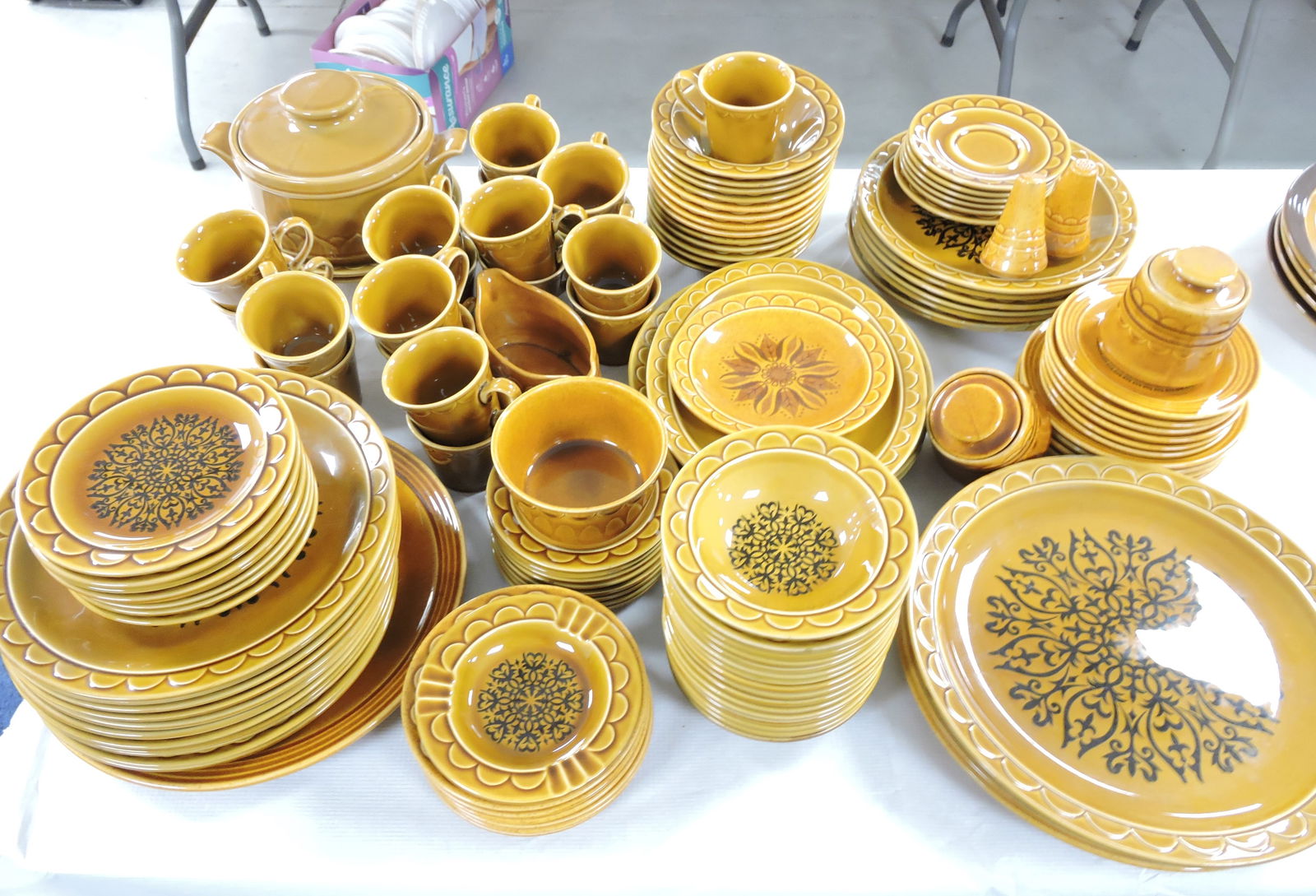 HLC lot of dinnerware, 124 pcs (1 of 1)