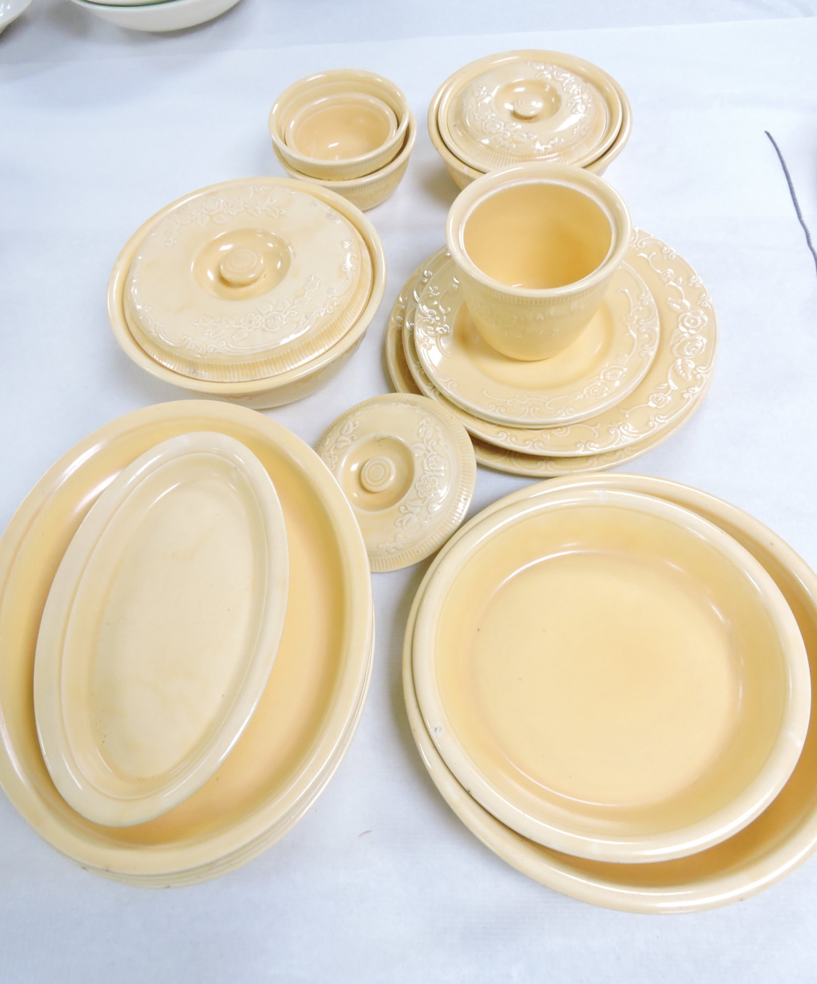 HLC Oven Serve yellow lot of 21 pcs: .
