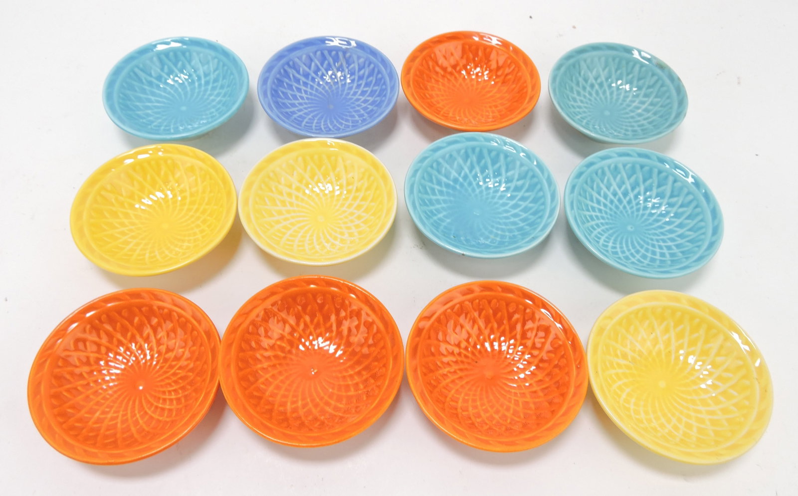 Harlequin lot of 12 nut dishes: .