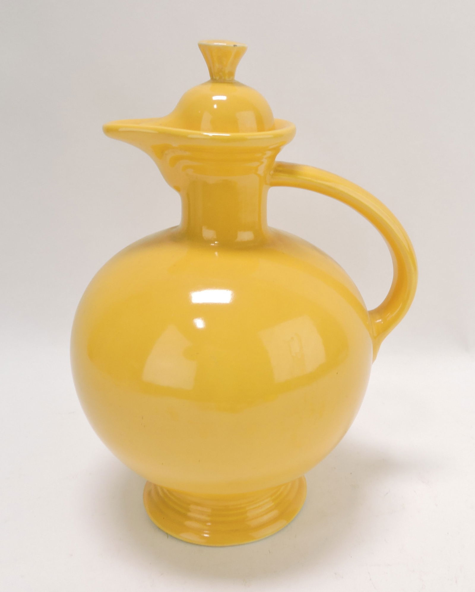 Fiesta carafe, yellow, nick to lid (1 of 1)
