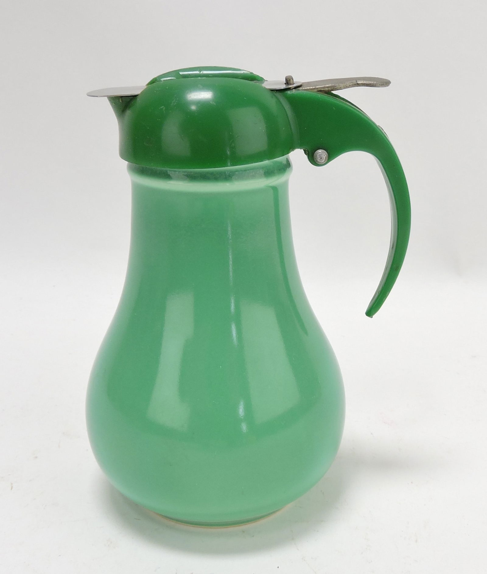Fiesta syrup pitcher, green, lid doesn't fit (1 of 1)