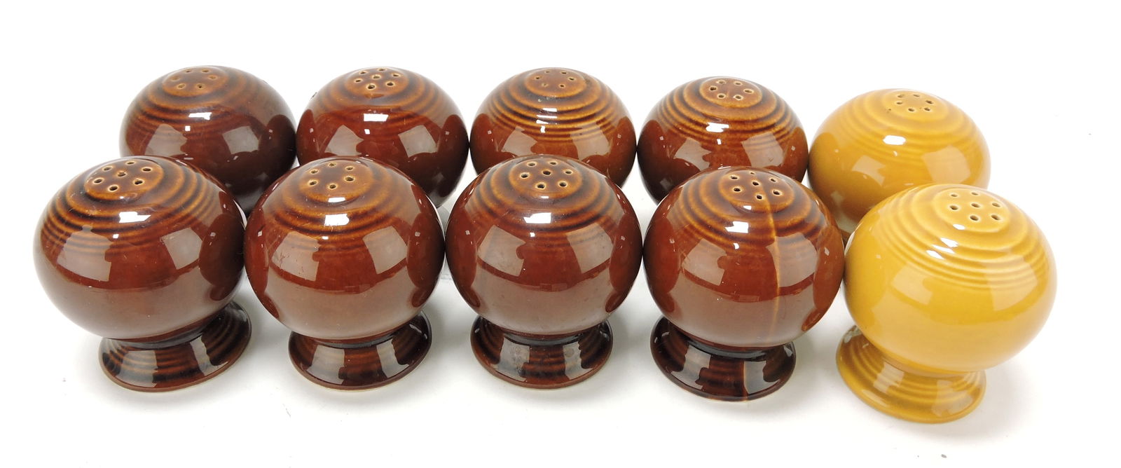 Fiesta shaker group: 1 pair Ironstone: gold, 4 pair Amberstone brown