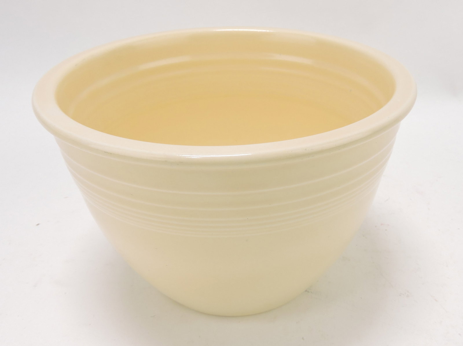 Fiesta #3 mixing bowl, ivory, inside: rings