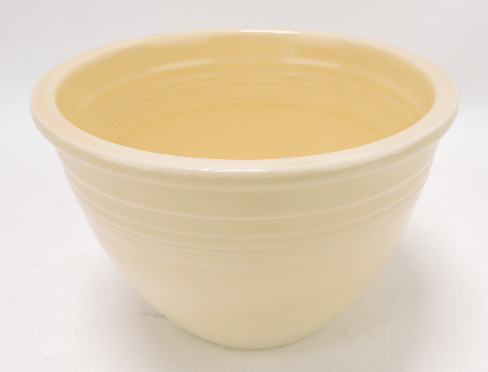 Fiesta #3 mixing bowl, ivory, inside: rings, rim nick