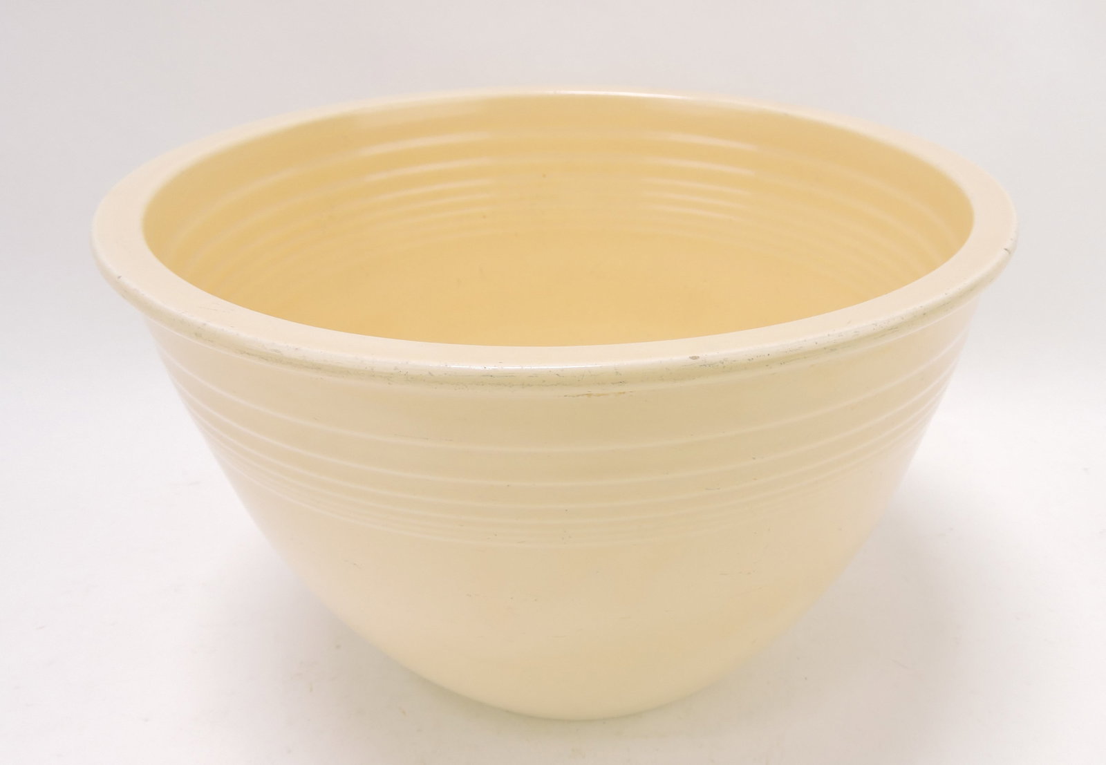 Fiesta #6 mixing bowl, ivory, inside: rings, rim nicks