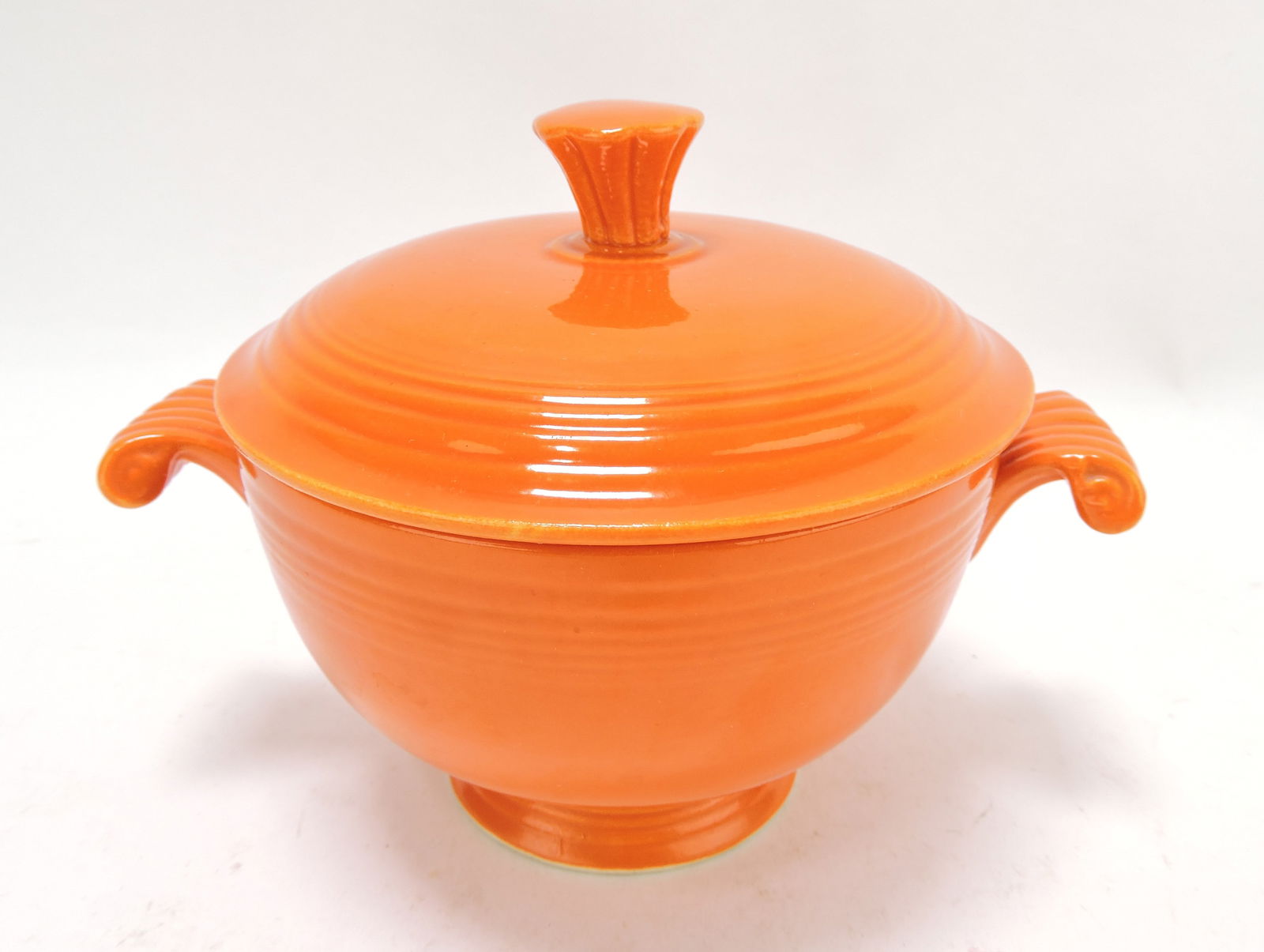 Fiesta covered onion soup, red, flat: bottom, very faint line in base, doesn't show on exterior