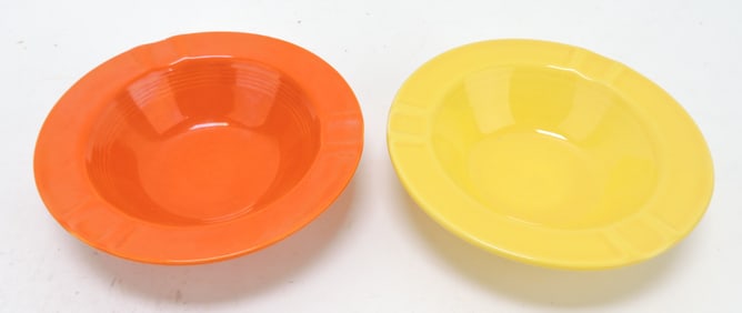 Harlequin lot of 2 ashtrays, red and