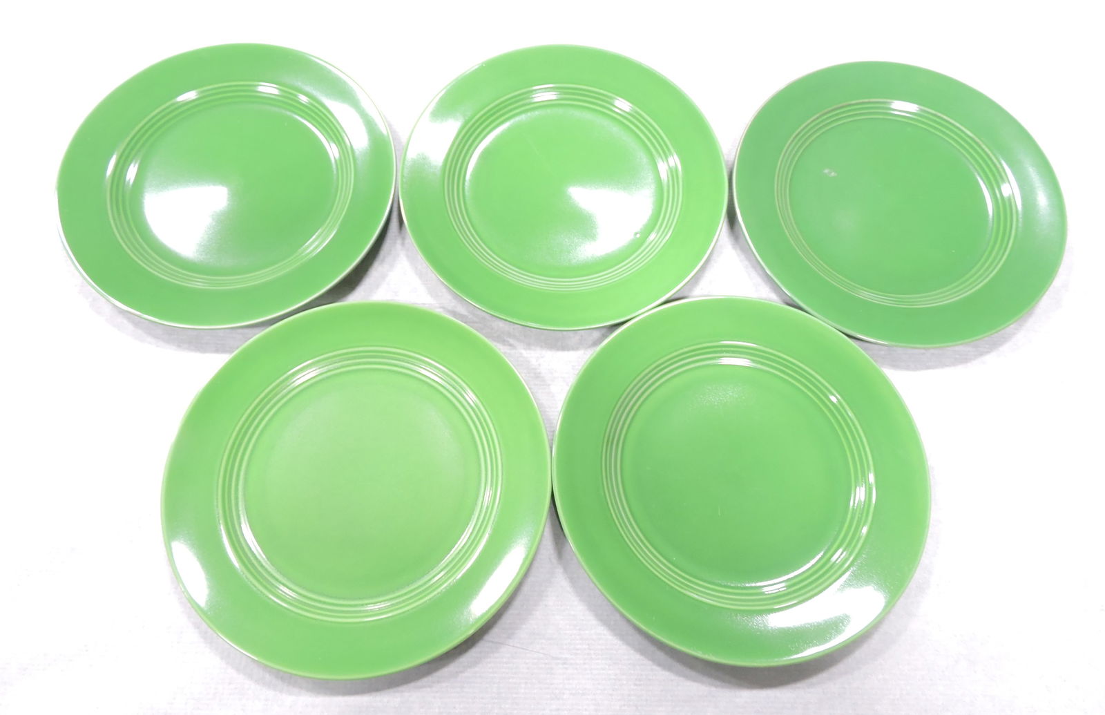 Harlequin lot of 5 - 9" plates,: medium green
