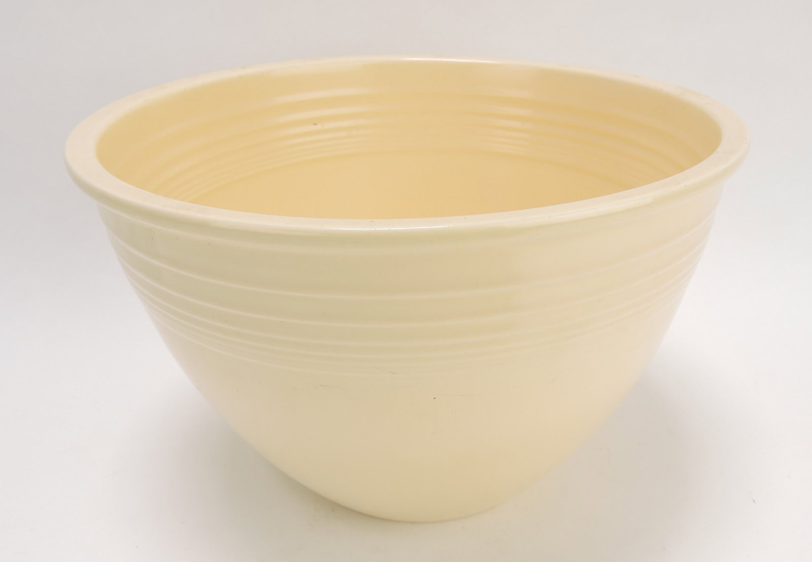 Fiesta #6 mixing bowl, ivory, inside: rings