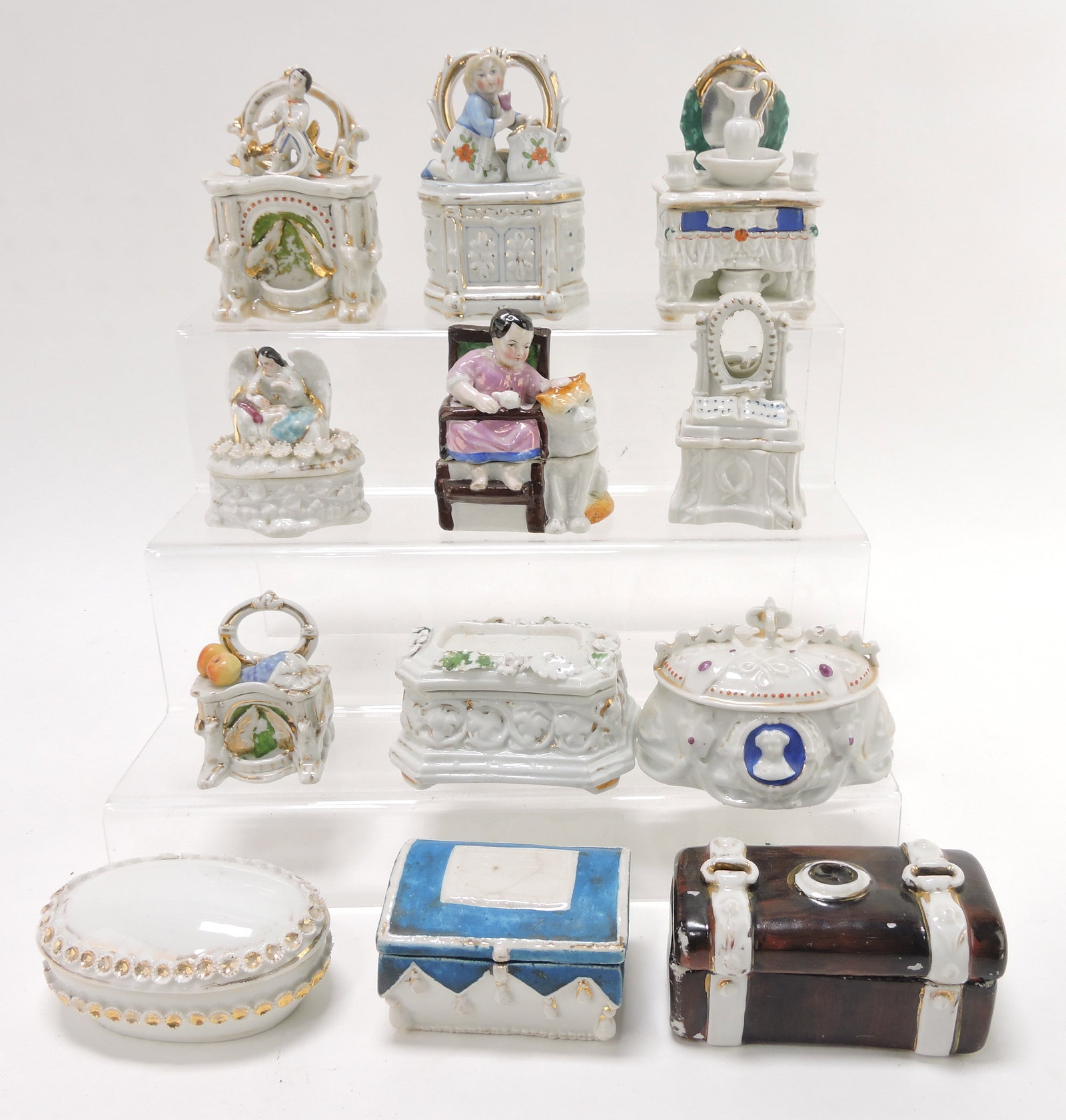 Staffordshire / porcelain lot of 12: trinket boxes, 2" to 5", various condition