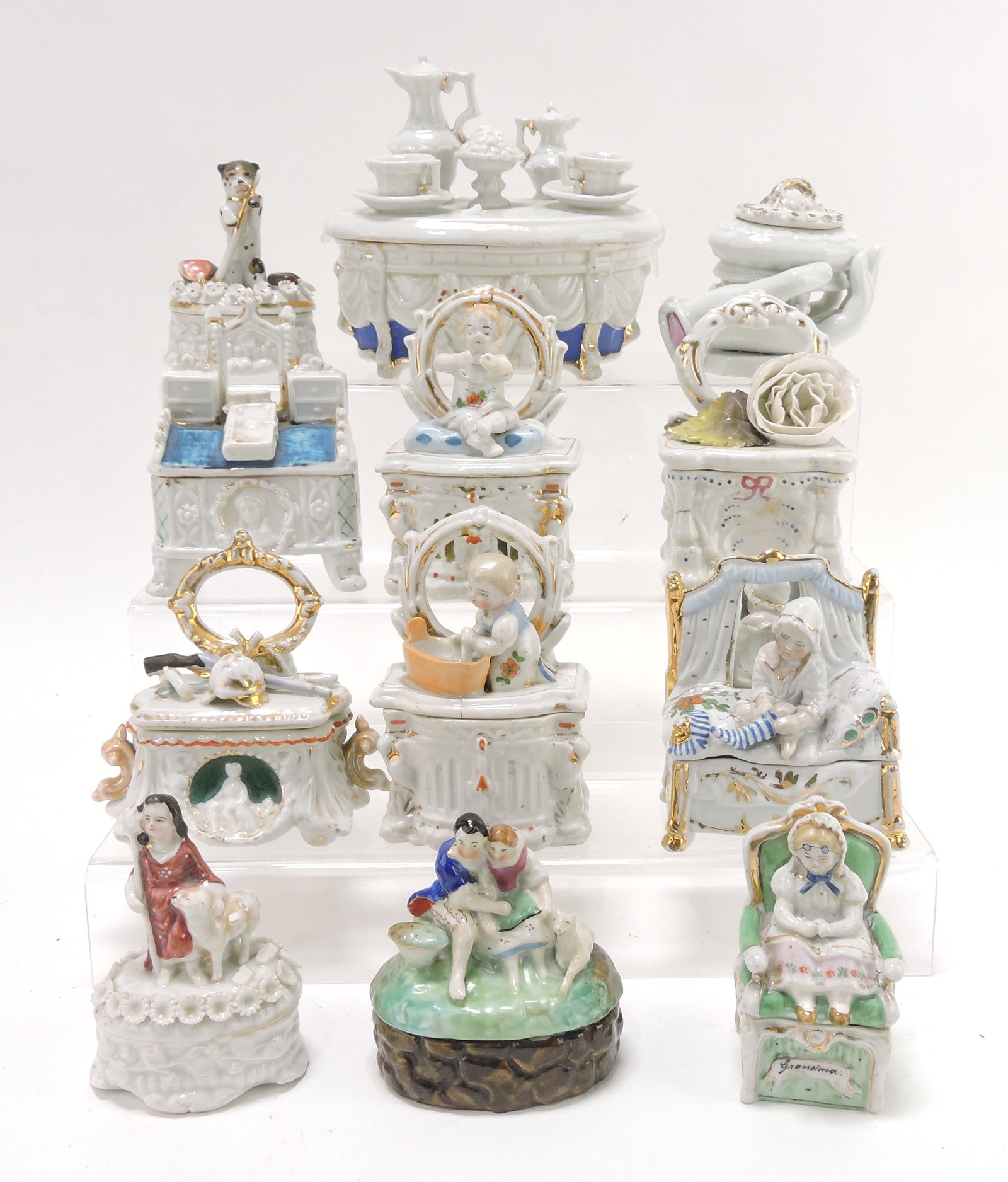 Staffordshire / porcelain lot of 12: trinket boxes, 2" to 5", various condition
