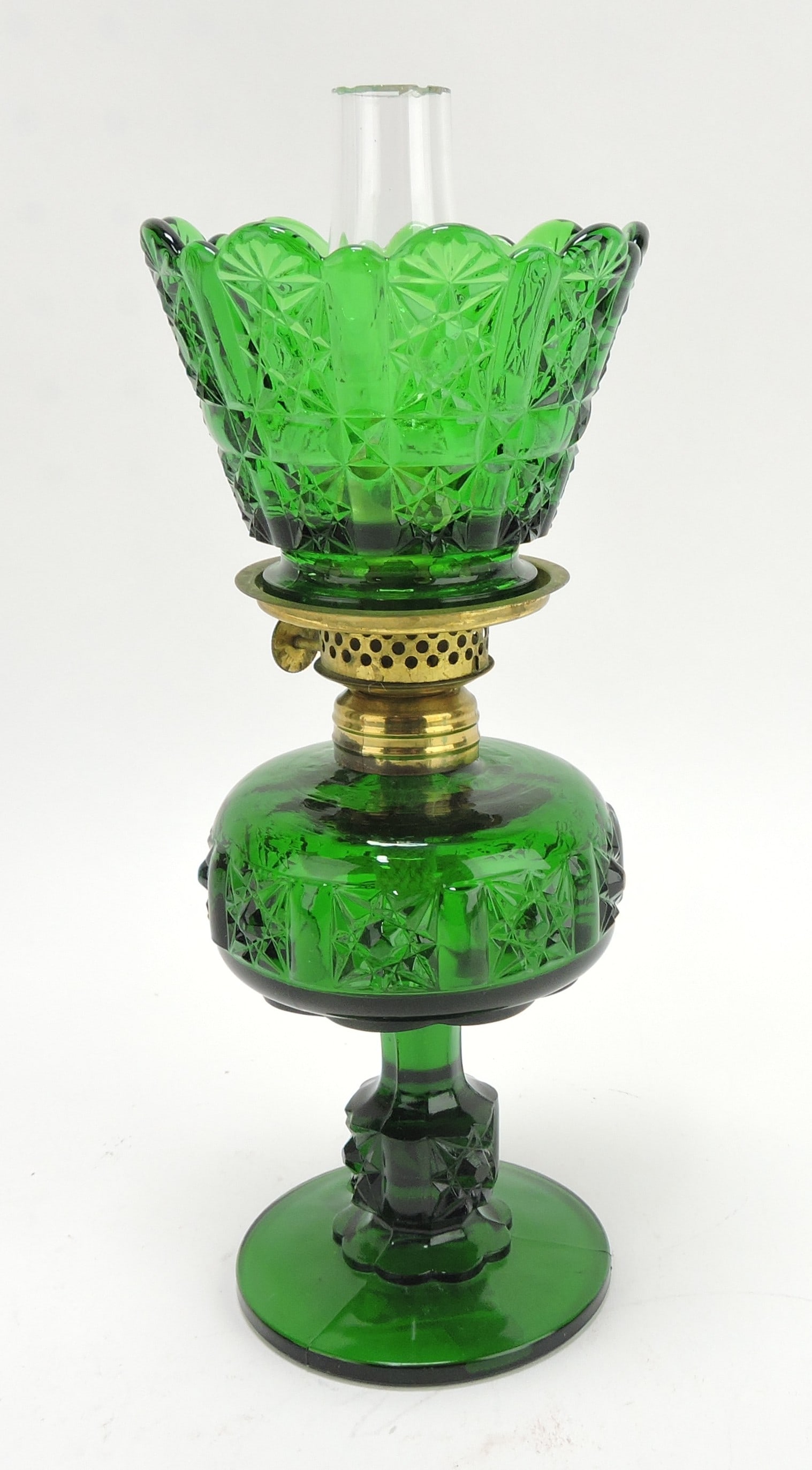 Green daisy and cube miniature oil: lamp, 8", Smith p200 fig 482, nick to bottom rim of shade