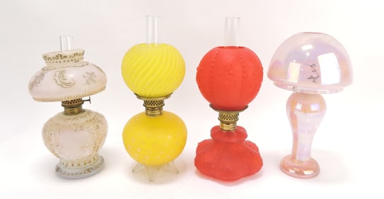 Lot of 4 miniature oil lamps,