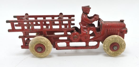 Cast iron fire truck, 7"x3"