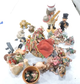 Lot of figures including Steiff frog,