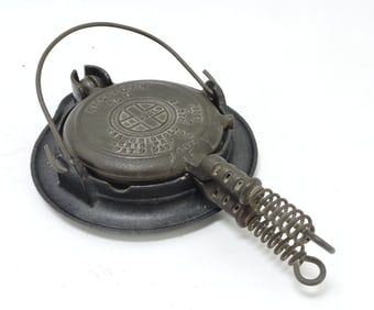 Griswold No 0 cast iron waffle iron,