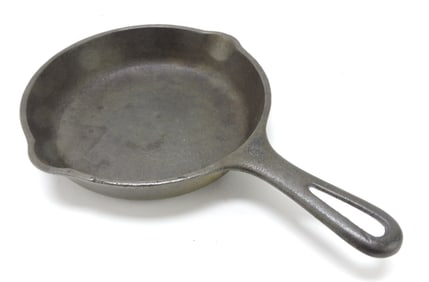 Griswold No 0 cast iron skillet, 4 1/2"d