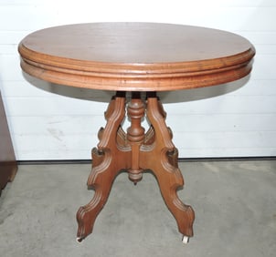 Oval walnut Victorian parlor table,