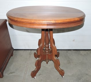 Oval walnut Victorian parlor table,