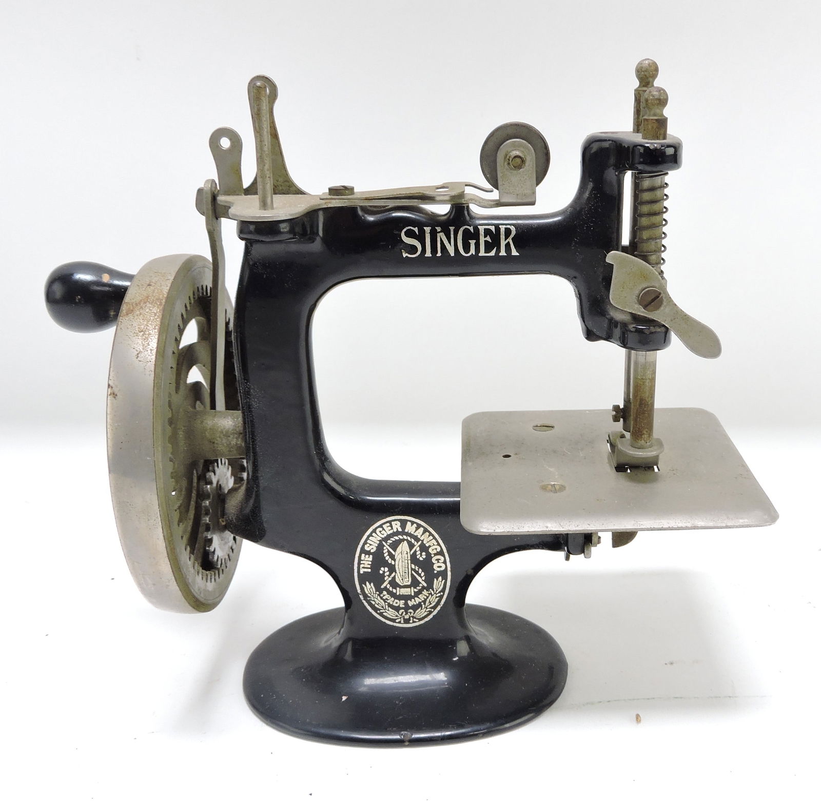 Child's Singer sewing machine, (1 of 1)