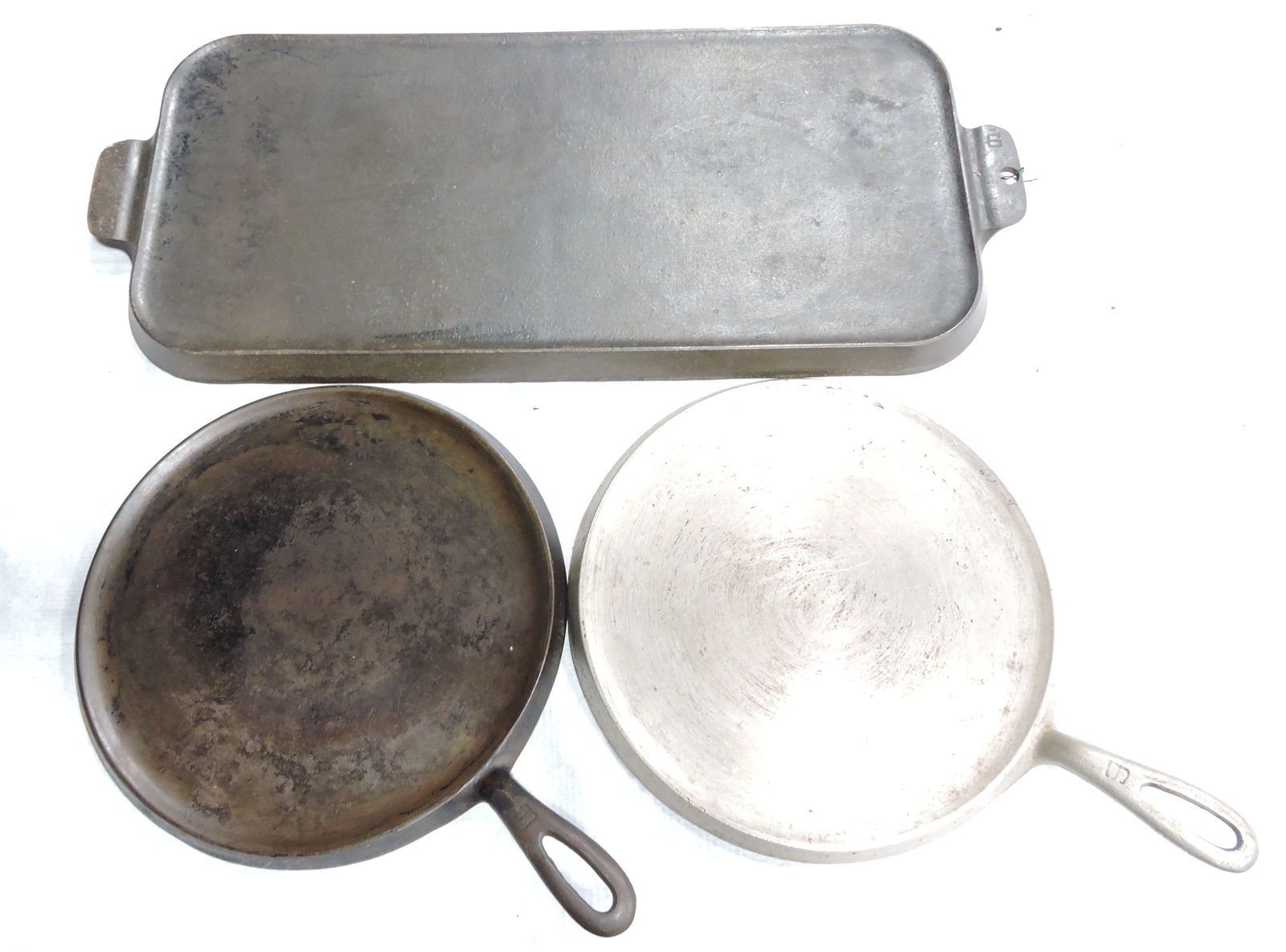 Griswold cast iron lot of 3 griddles: (1 of 2)