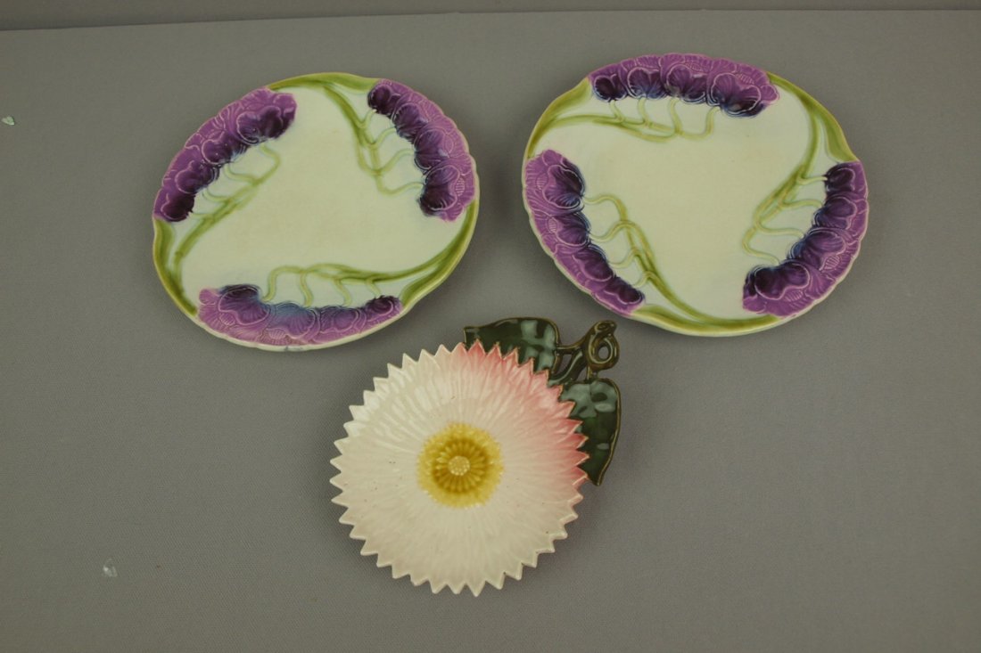 SARREGUEMINES pair of floral plates and Continental f: SARREGUEMINES pair of floral plates and Continental floral tray