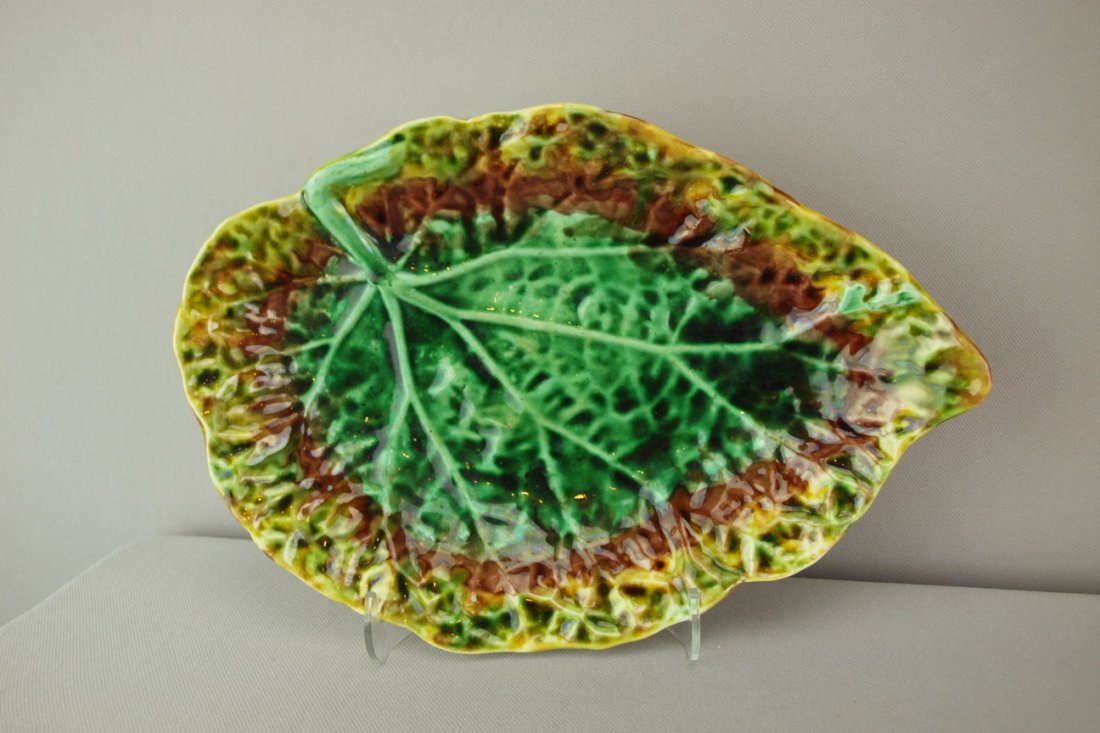 Majolica begonia form tray, 12" : Majolica begonia form tray, 12"