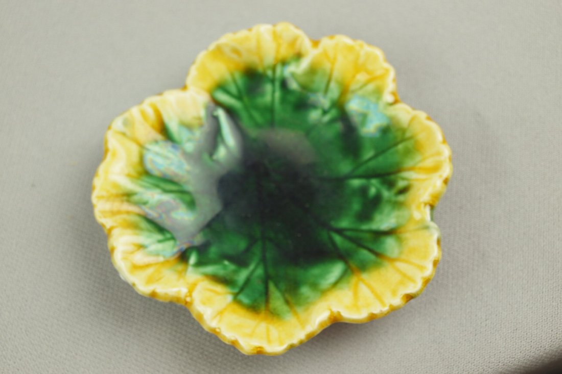 ETRUSCAN majolica older geranium butter pat: ETRUSCAN majolica older geranium butter pat