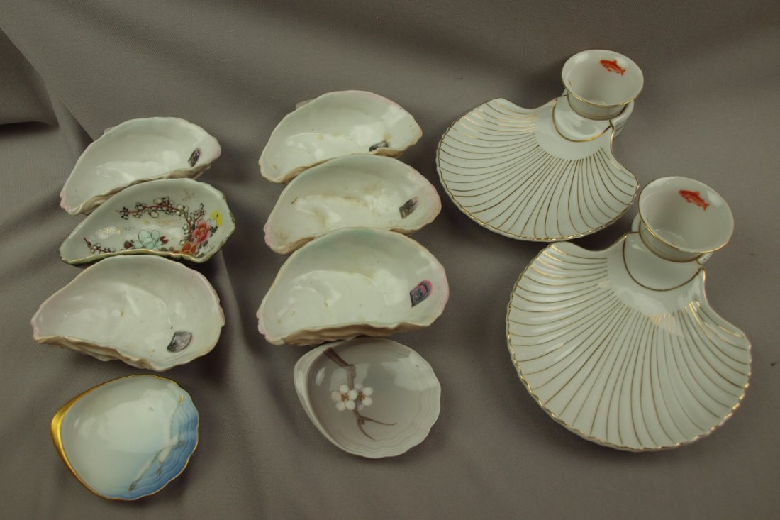 Porclain lot of 8 oyster shooters and 2 small shrimp: Porclain lot of 8 oyster shooters and 2 small shrimp servers, various condition