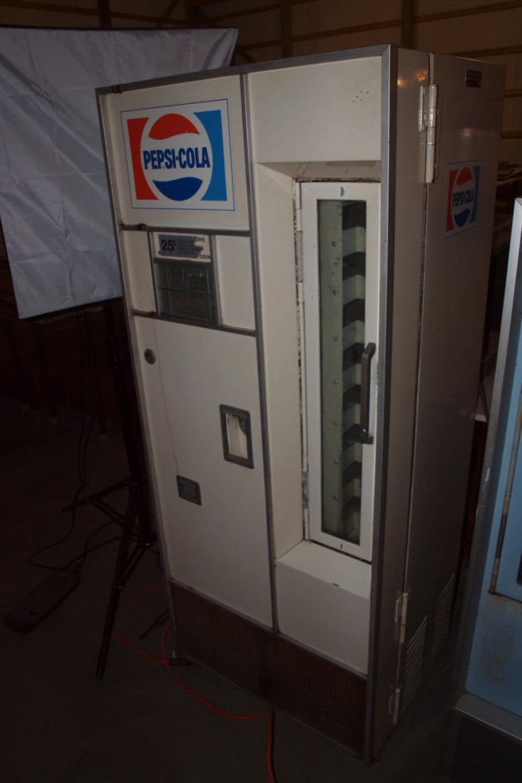 Pepsi Cola 25 cent pop bottle machine, LaCrosse Coole: Pepsi Cola 25 cent pop bottle machine, LaCrosse Cooler Co., Model 64