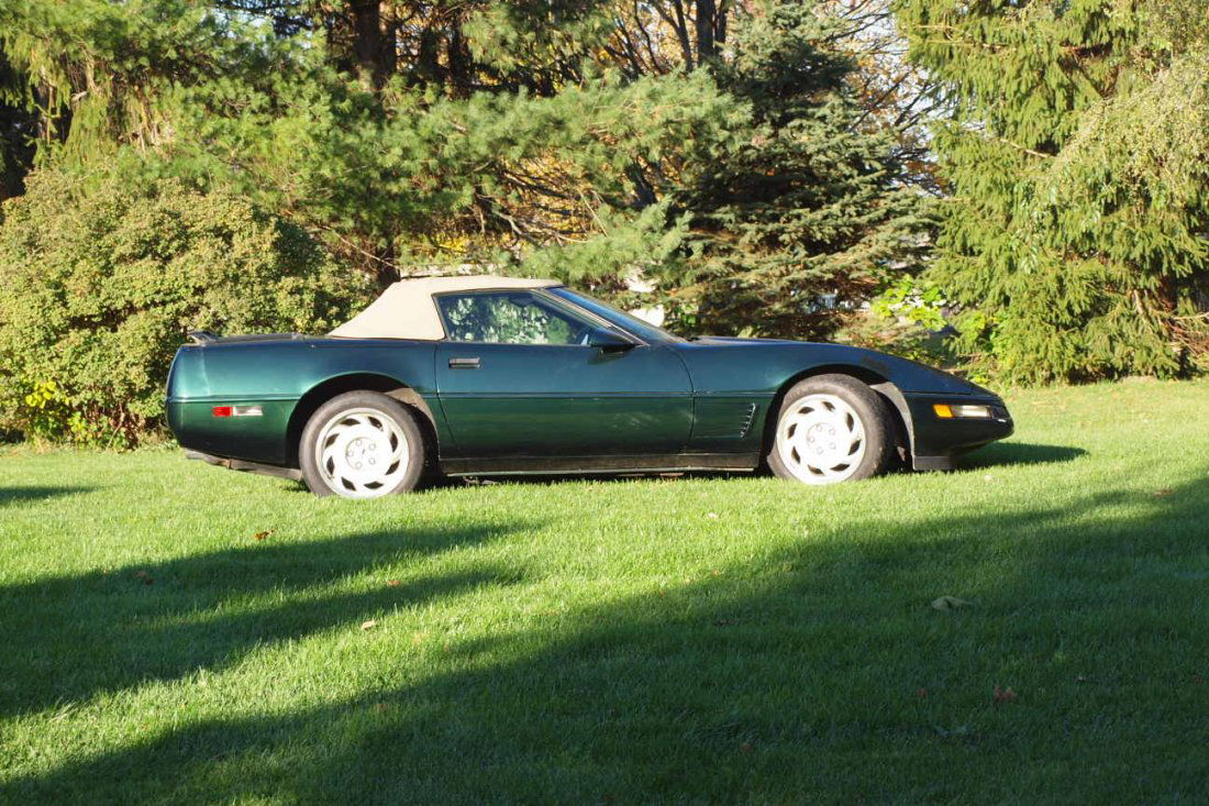 1992 Chevrolet Corvette convertible, first year of 2n: 1992 Chevrolet Corvette convertible, first year of 2nd generation LT-1 engine, only 30,000+/- miles in excellent condition