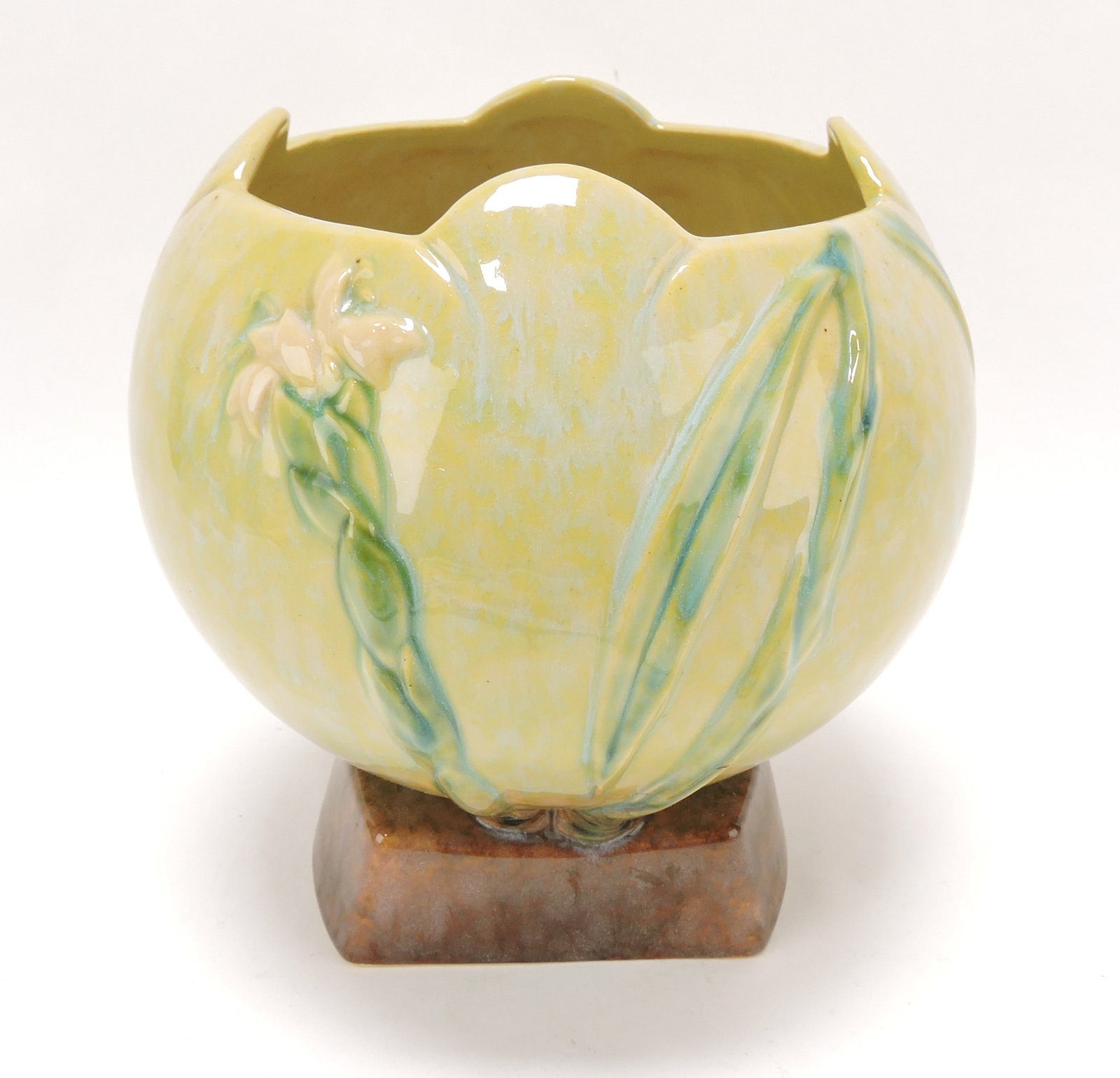 Roseville WInecraft yellow rose bowl,: 242-8"