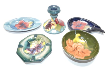 Moorcroft lot of 5 pcs, bowl, 3 ashtrays,