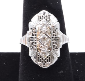 Ladies 18kt white gold fashion ring